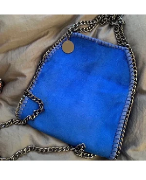 Stella McCartney  - Säljer min sjukt fina Stella Mcartney-liknande väska. Väldigt bra skick, köpt för 700 kr. Pris kan diskuteras. Fler bilder kan skickas. 