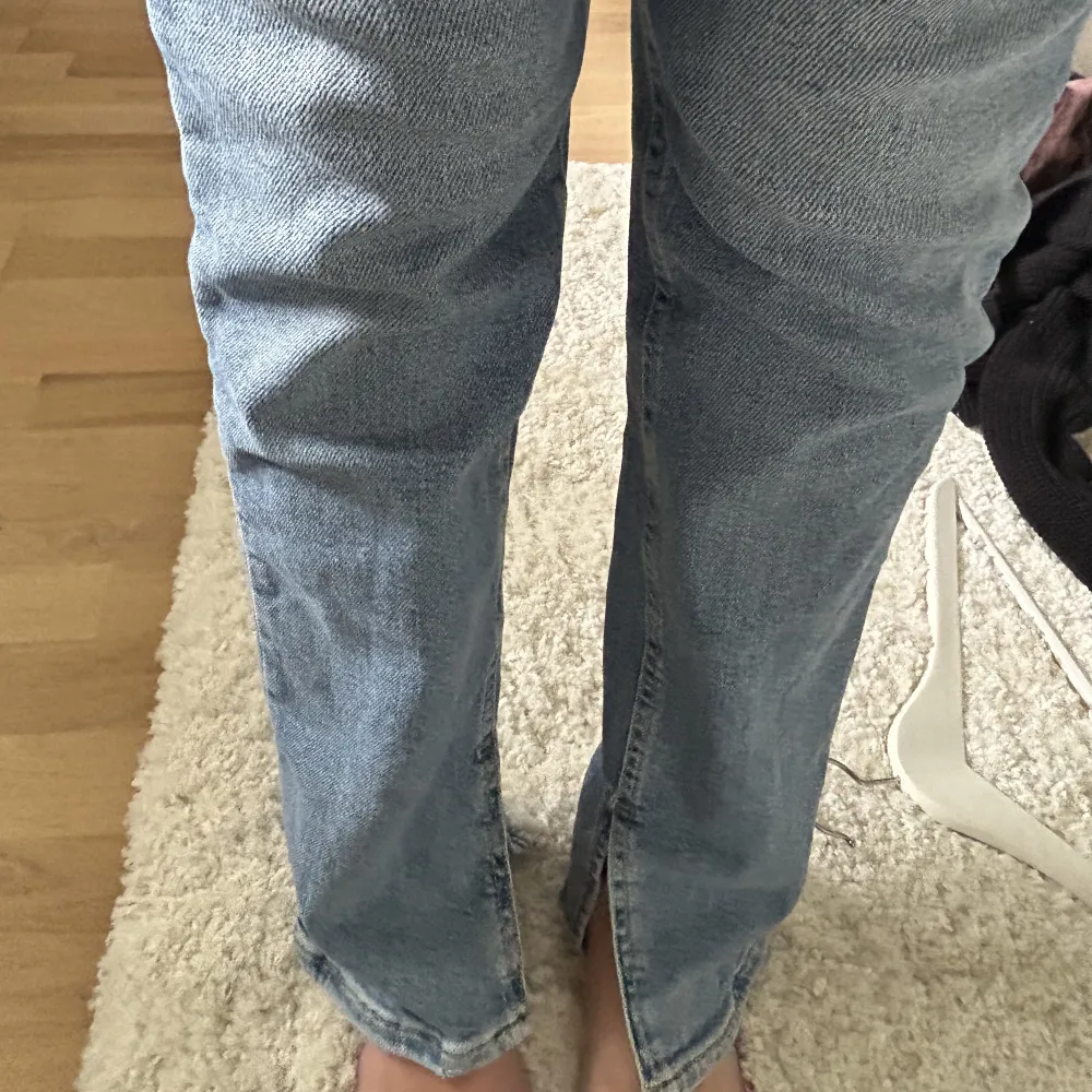 As snygga utsvängda jeans med en slits där nere, storlek 36. Är 169 och det är lite korta på mig. . Jeans & Byxor.