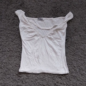 Vit topp - Vit topp. Använt skick. Storlek xs. T&G.   Betalning sker via swish och köparen står för frakten.