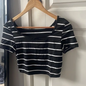Oanvänd t shirt  - Fin oanvänd t shirt, finns tyvärr inga lappar i den men tror att det är en xs!💕