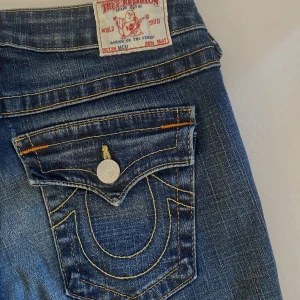 True Religion jeans - Säljer dessa lågmidjade True religion jeans som endast är använda en gång. De är i storlek 27 vilket jag skulle säga motsvarar S.💗Pris går att diskutera