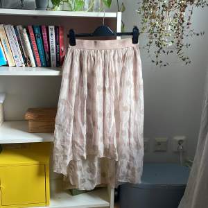 Hej!! Jag säljer en rosa genomskinlig kjol i storlek S som jag aldrig haft på! <3  Hämtas helst i Malmö!