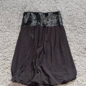 Dolce Gabbana tubtopp - Dolce Gabbana tubtopp med paljetter. Storlek S. Använd 1 gång.   Betalning sker via swish och köparen står för frakten.