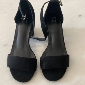 Klackskor  - Klackskor  Storlek: 35  Höjd: 5cm   Använda 1 gång 