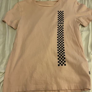 Vans t-shirt  - En rosa t-shirt från märket vans. Aldrig använd har endast legat i garderoben. Köparen står för frakten! 