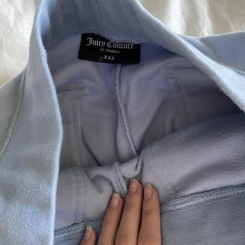 Ljusblå juicy couture byxor, kommer inte till användning. Bra skick. Jeans & Byxor.