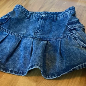 Söt kjol  - Jätte söt kjol som tyvärr ej kommit till andvändning 