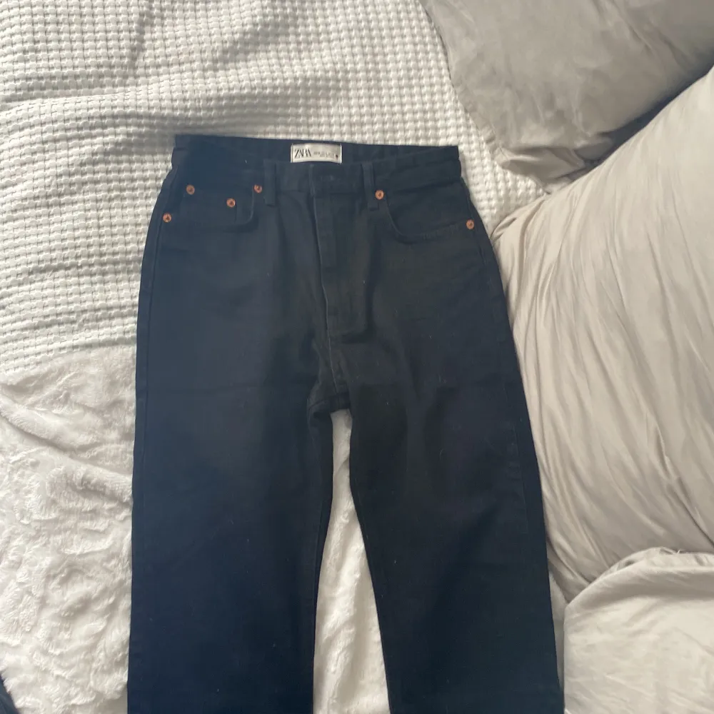 Svarta zara jeans aldrig använt då de är för små. Strl 36. Nyskick. . Jeans & Byxor.