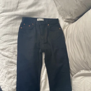Svarta zara jeans - Svarta zara jeans aldrig använt då de är för små. Strl 36. Nyskick. 