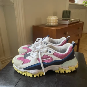 Umbro sneakers 37,5 - Snygga sneakers från umbro  Fint skick, lite skitiga inuti 
