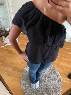 One shoulder linne top - Jätte fin, materialet är 100 linne