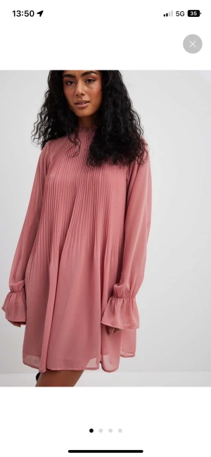 NA-KD klänning - Säljer nu min super fina klänning från NA-KD💖 Jag köpte den för några år sen men den är inte använd så mycket så den är i bra skick. Färgen är som på sista bilden, lite mer kall ”smuts” rosa, suuuper fin färg🤗 Nypris 549kr säljer för 250! Hör av dig:)