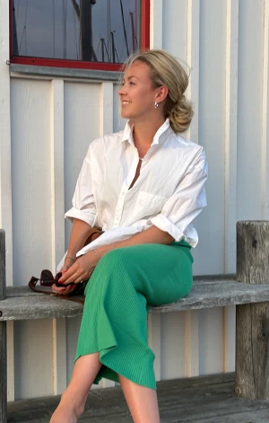 Stickad kjol  - Stickad kjol från Gina Tricot i fin grön färg 🍃 använd 2 gånger 