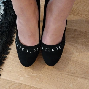 Högklackade skor - Aldrig använda endast provade i affären. Högklack ca 11,5 cm storlek på skorna 39  Mocka i svartfärg Betalning sker via swish , köparen står för frakten  Nypris ca 500 kr 