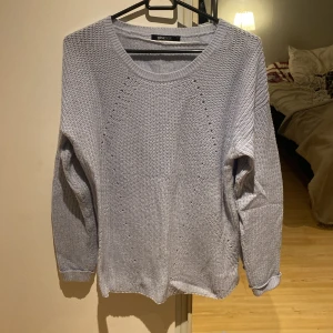 Jättefin tröja - Tröja från Gina Tricot, jättefin med hål i ett dekorativt mönster. Storlek S