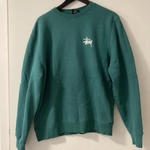 Stussy sweatshirt med tryck - Sweatshirt från stussy i väldigt bra skick. Vid funderingar, skriv i dm!