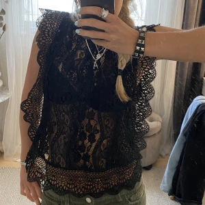 Festtopp - Säljer denna så coola festtoppen från zara som inte längre säljs💕💕storlek m, men passar mig som är xs-s