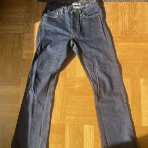 HOPE Rush denim  - köpt från HOPE i Bruno Gallerian på Slussen! Finns ett litet hål på bakre fickan, annars har jag knappt använd den! (Skrynklig men kan stryka den när den är köpt) 