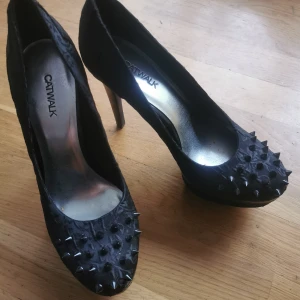 pumps  - pumps med nitar fram