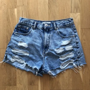 Pull&Bear Ripped Jeans Shorts - Nästan helt nya, använt 2 gånger pågrund av för stora för mig. Pris kan diskuteras:)