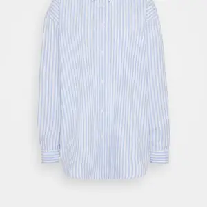 oversized samsøe samsøe skjorta, väldigt bra skick köpt i november förra året. Originalpris 1200kr köpare står för frakt 