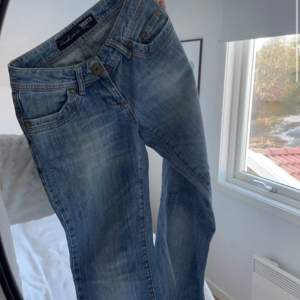 Super snygga lågmidjade raka jeans. Inga bilder på då dom är för små. Köparen står för frakt:)