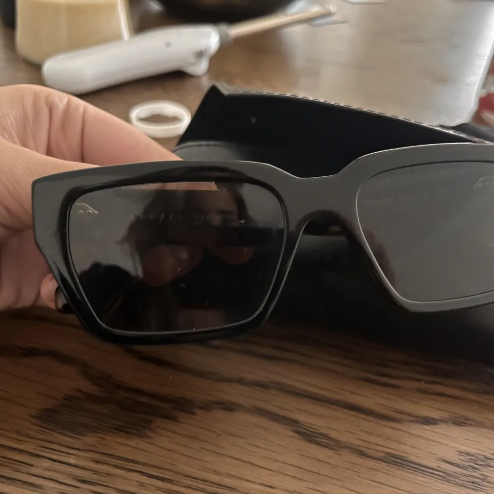 Solglasögon från sandro, nypris runt 2700kr nya i bra skick! . Övrigt.
