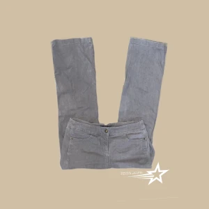 Beiga byxor  - Super snygga beiga byxor med små hjärtan baktill!❤️‍🔥 Bra skick utan några defekter! Midja - 42x2 innerben - 78 cm‼️