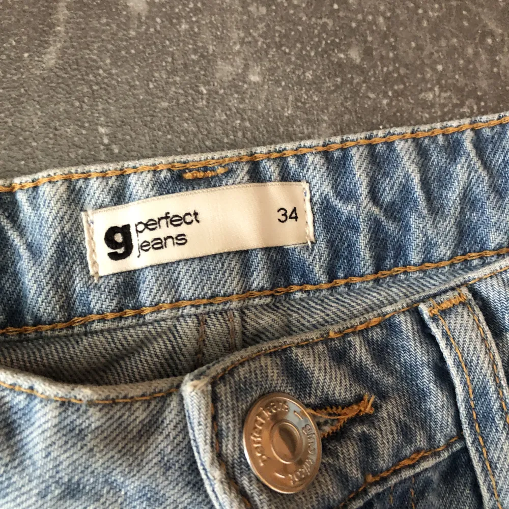 Säljer mina High waisted mom jeans från Gina Tricot pga att de är för små för mig. Använt ett fåtal gånger så de är som nya. Storlek 34. . Jeans & Byxor.