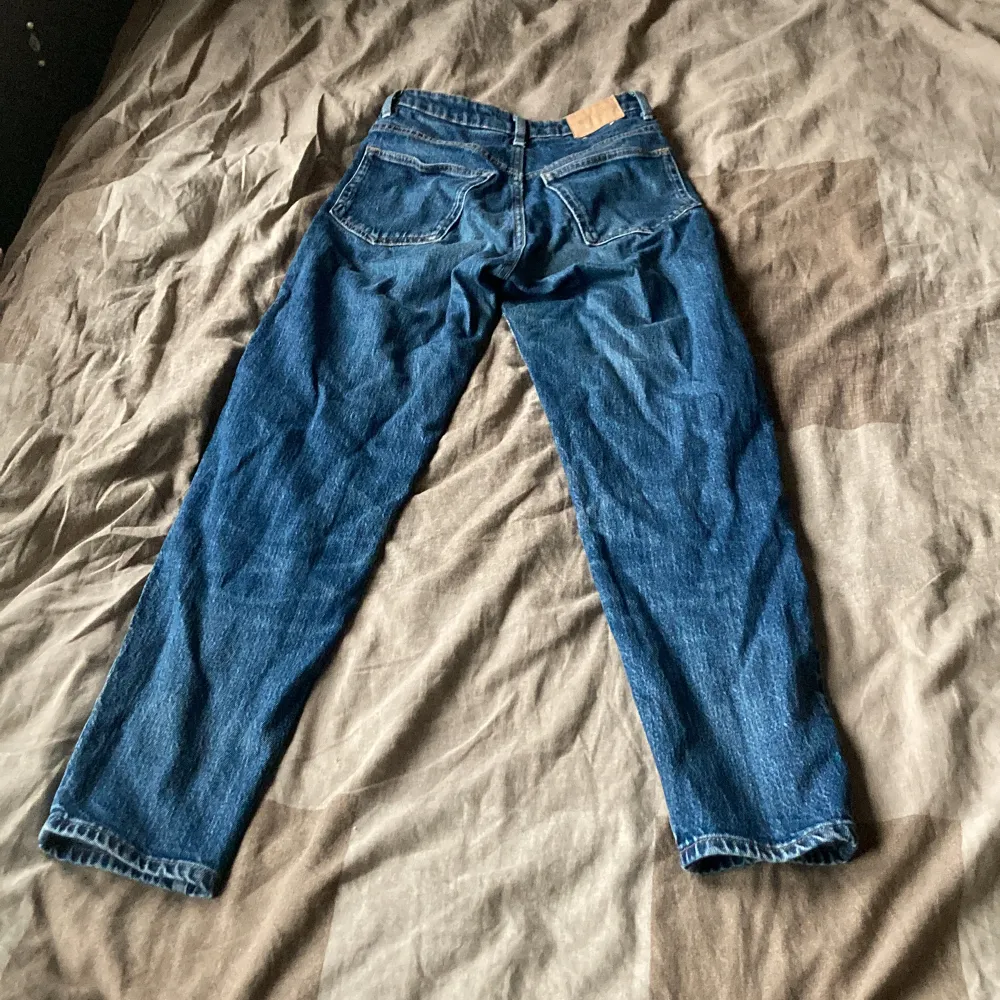 Säljer mina älskade mom jeans då jag vuxit ur de. Det är modellen Lash i River Blue. 100% bomull. Storlek W25 L30. Orginaloriset var 700 kr.. Jeans & Byxor.