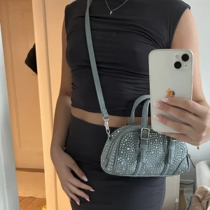 Denim väska👖 - Ifrån Zara, aldrig använd, kan användas som axelrems väska men går även att ta bort bandet och ha som en handväska🤍