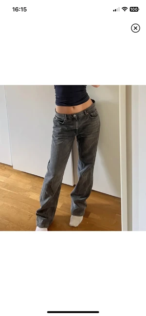 Låg midjade jeans - säljer dessa jeans som är köpta på Gina i storlek 36. slitna längst ner men inget man tänker på. annars är dom i bra skick. INTE MINA BILDER