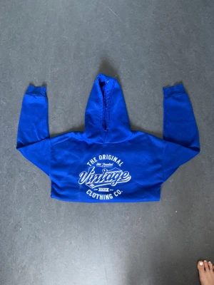 Blå Hoodie❣️ - Säljer min marinblåa hoodie i stl xs❣️säljs på grund av att den inte kommer till användning❤️hoodien är i fint skick då den knappt används. Kom privat för mer info💋❣️