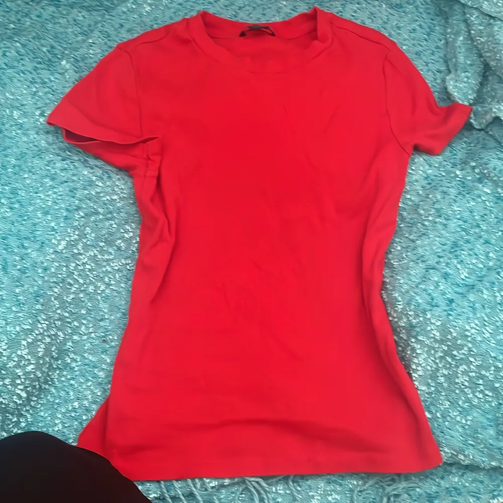 Storlek S köpt på monki, nypris 199 säljer för 70, aldrig använd för att tycker färgen röd ser konstig ut på mig så helt nyskick. T-shirts.