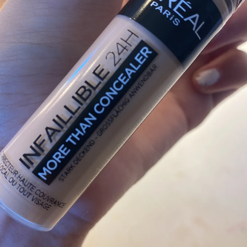 Säljer denna concealer då den är dålig för min hud, använd endast 1 gång. Täcker så bra Frakten betalar köparen! . Övrigt.