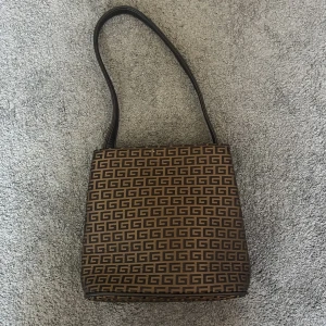 Väska - Jättenajs väska köp på second hand🧚‍♀️ Går att reglera banden om man vill ha de kortare eller lite längre som ni ser på bilden🌞