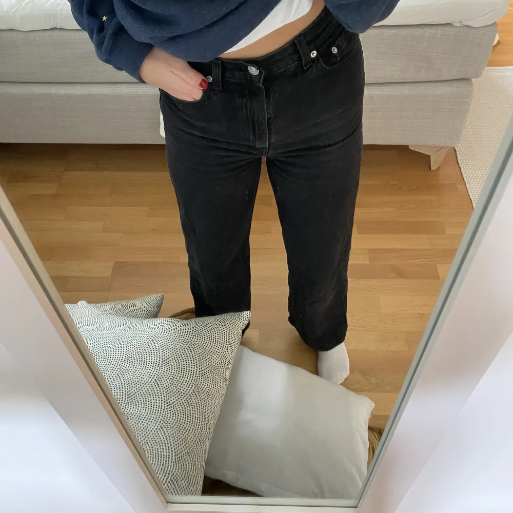 Säljer mina Levi’s jeans som är i ett fint skick. Perfekt svart/grå färg!!. Jeans & Byxor.