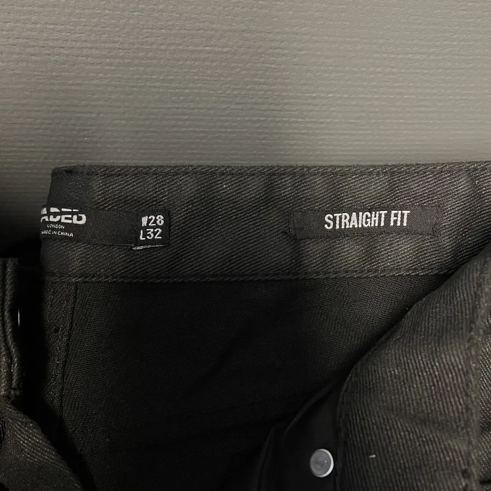 Stacked waxed jeans från jaded london Kond 9/10. Jeans & Byxor.