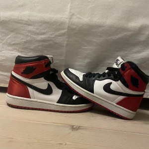 Jordan 1 satin black toe - Säljer ett par Jordan 1 satin black toe. De är i storlek 37,5 och väldigt fint skick! Ingen box! Hör av er vid funderingar.