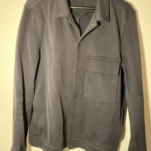 COS, marinblå jacka - Strl: M  Väldigt gott skick. 