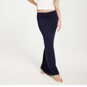 lång kjol - säljer min mörkblåa långkjol från nelly!! använd bara några få gånger,  inga defekter❤️