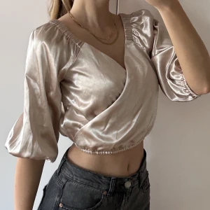 ljusrosa blus - Ljusrosa blus med trekvartsärmar från BikBok i storlek XS, använd men i bra skick. Perfekta toppen för festen. Hör av dig om du undrar något!👋🏼☺️✨🤍