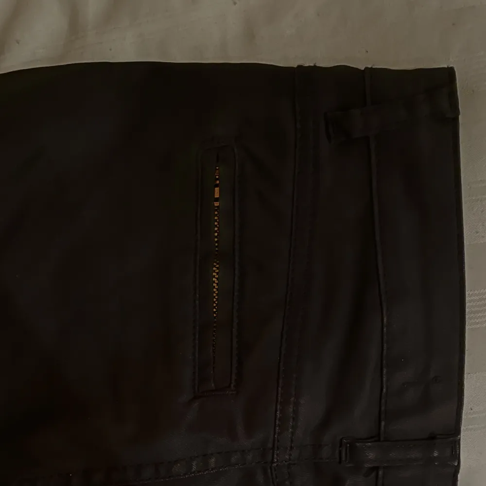 Svarta jeans/kostymbyxor m kedjedetaljer💕svarta/mörkblå. Jeans & Byxor.