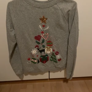 Jultröja - Super söt jultröja från Kappahl. Inga fläckar skador eller hål. Har en liten bjällra som låter när man rör sig:) 