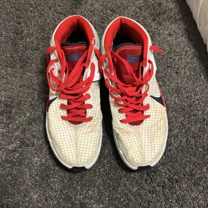 Kd 13 USA - Säljer mina kds då jag inte använder dom så ofta och behöver pengar. Funkar som avnligt och är väldigt sköna med bra grepp 