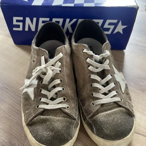 Golden goose - Säljer mina golden goose skor då jag wj använder dom längre. Köpa för 5000 för 3 år sen. Box och dustbags medkommer 
