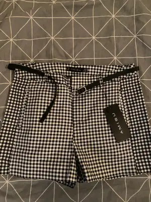 Säljer nu otroligt fina kostym rutiga shorts! De är väldigt fina med ett svart litet bälte som medföljer. Säljer då jag inte använt de tyvärr! Hör gärna av dig vid frågor eller intresse💕