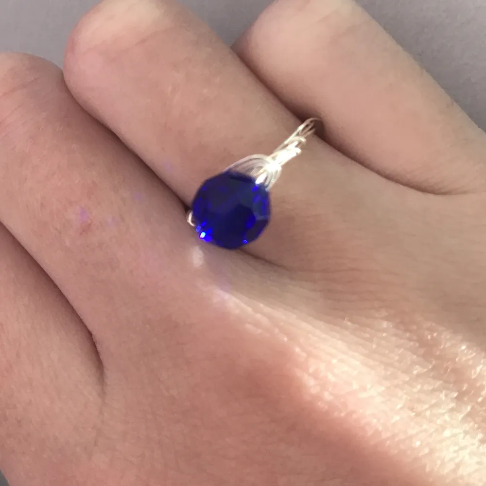 Blå ring av blå facetterad glaspärla och silveromfattning. Nytt oanvänt och handgjort🌺 kontakta gärna vid frågor☺️. Accessoarer.