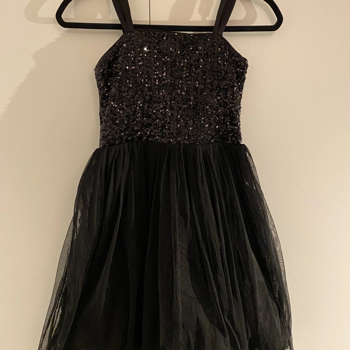 Glittrig tyllklänning 