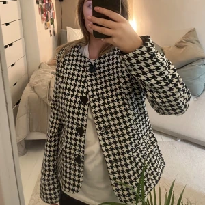 Joy Kavaj - Jätte modern kavaj som funkar som jacka. Storlek 40 men väldigt liten i storleken, passar på mig som bär XS och S i kavajer❤️
